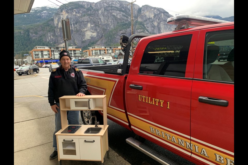 On Dec. 20, Britannia Beach Volunteer Fire Department Fire Chief Rob Nicholls slides the Ikea play kitchen out of the back of a department pickup outside The Ƶapp.
