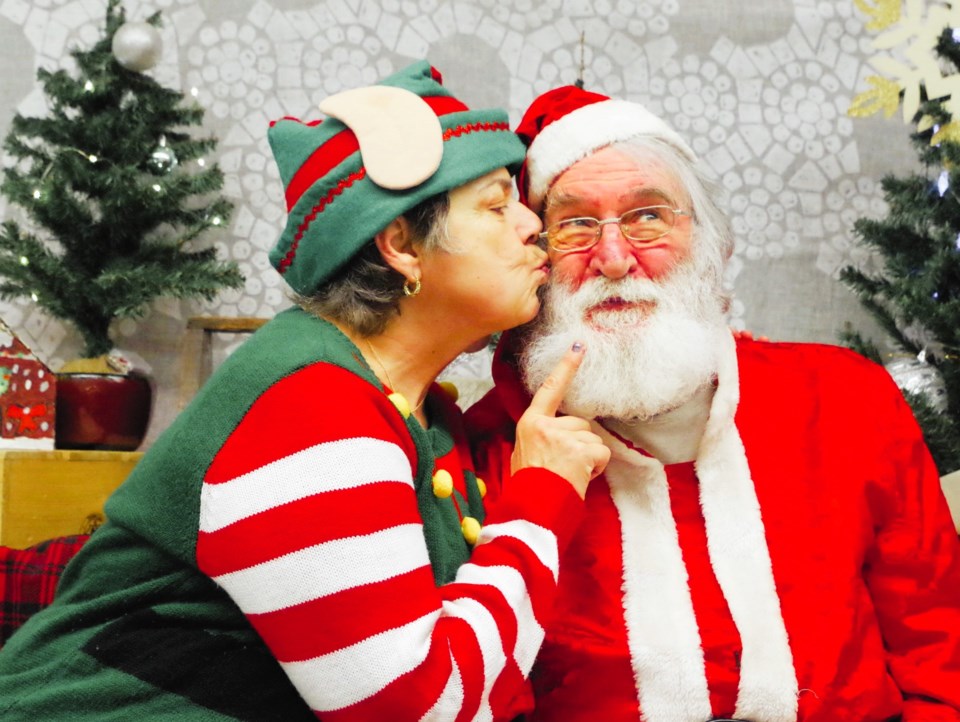 santa-frank-kiss