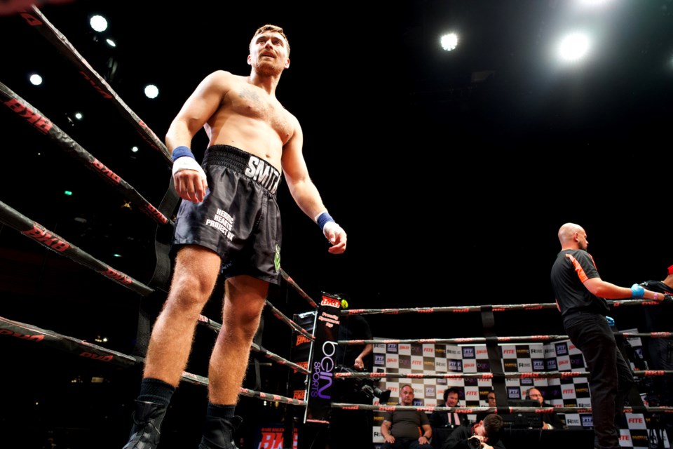 Ƶappbare-knuckler boxer, Sonny Smith, toppled his opponent and will now go on to the final.
