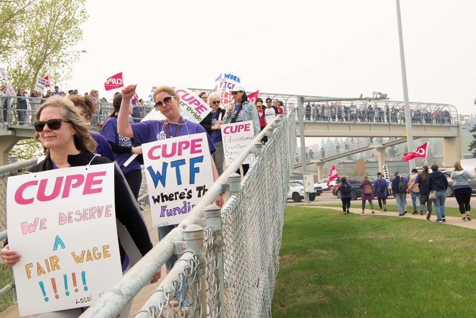 0111-sturgeonstrike-eaprotest-2157-km