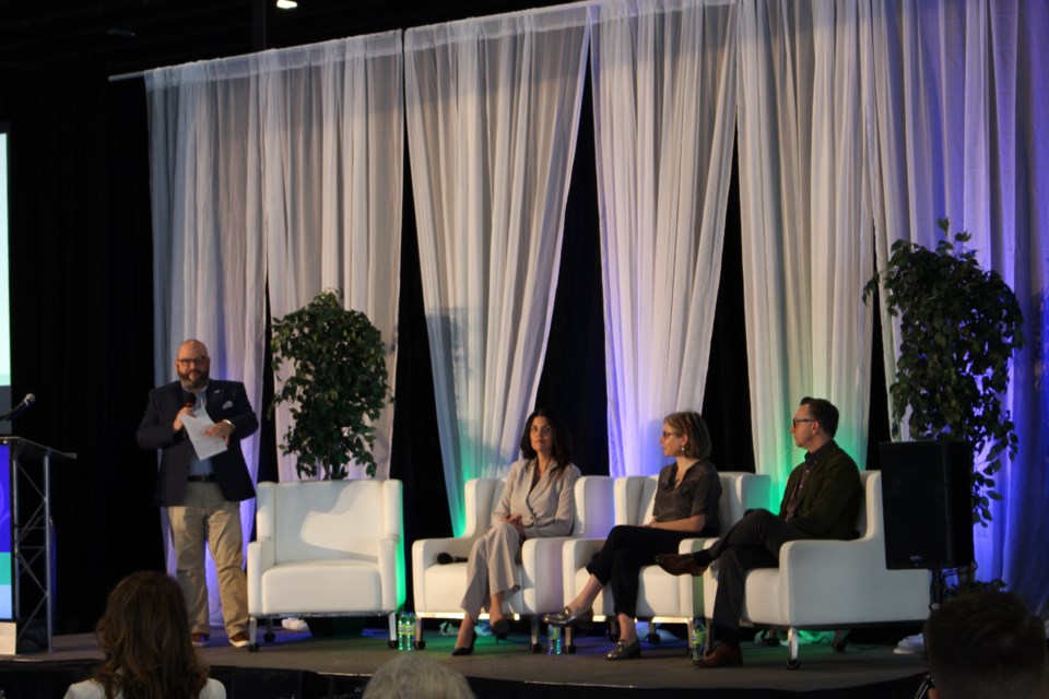 0304-business-breakfast-panel