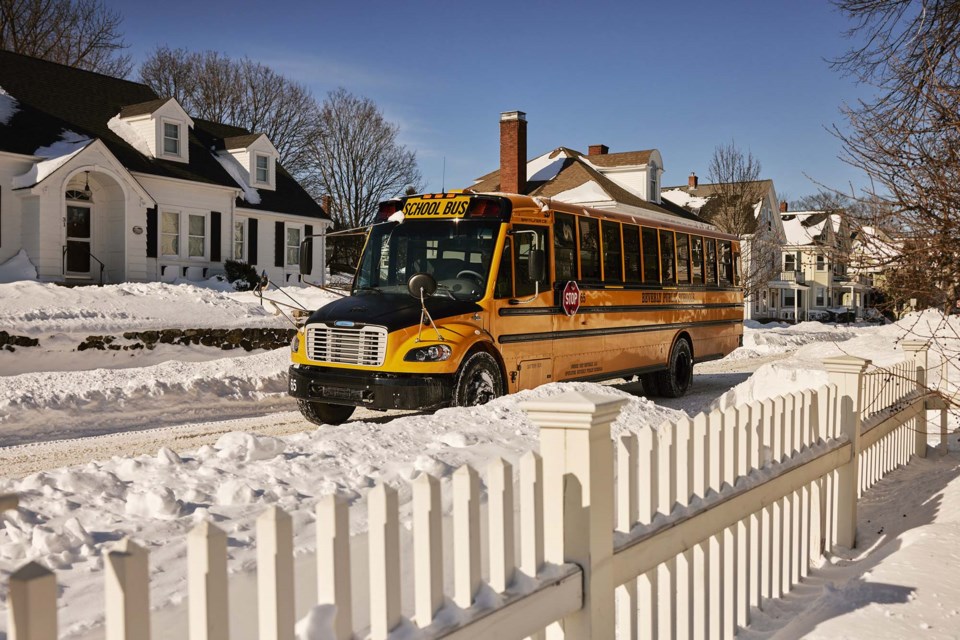 0329-electrobus-highland-electric-fleets-ev-bus-driving-in-snow-4-sup