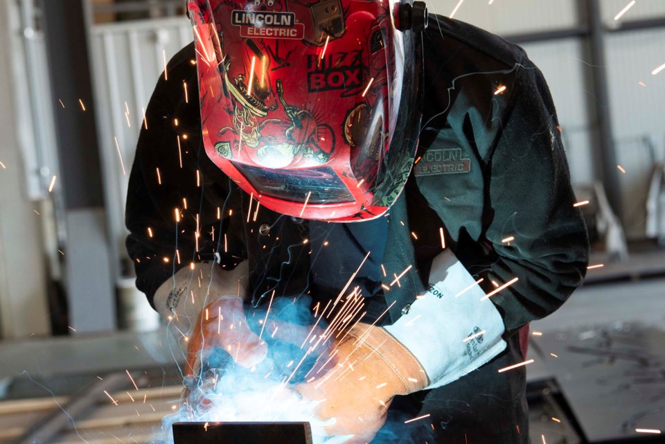 0710-summerjob-bombay-3331-welding-kmt