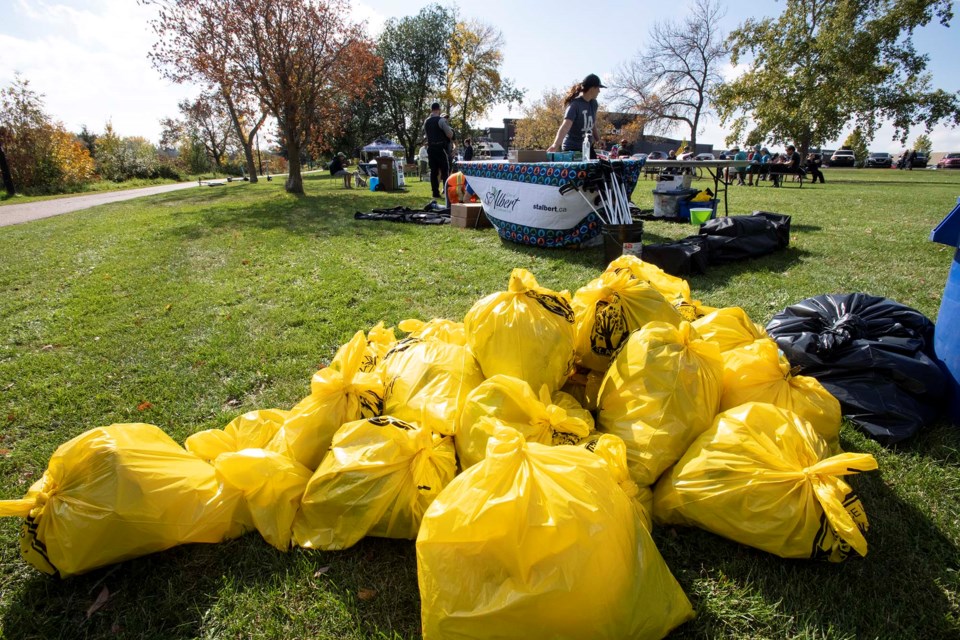 0914-riverfest-riverfest-cleanup-trash-0102-be