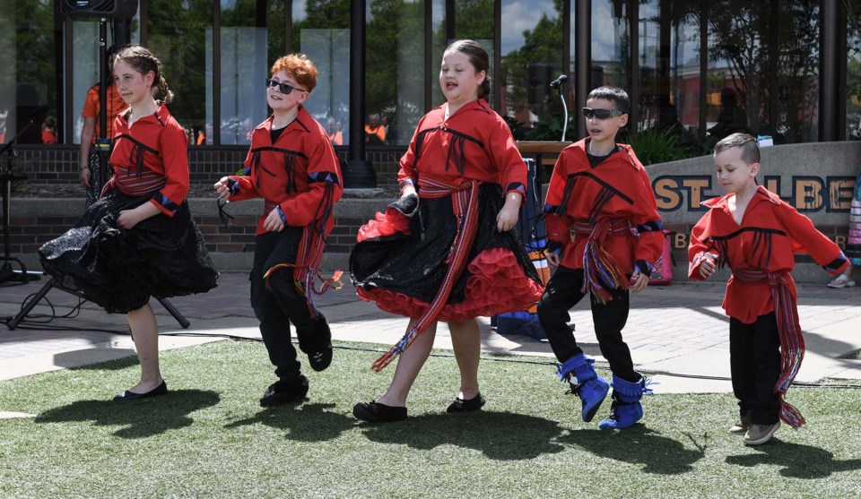 0921-nationaltr-red-willow-metis-dancers-sup