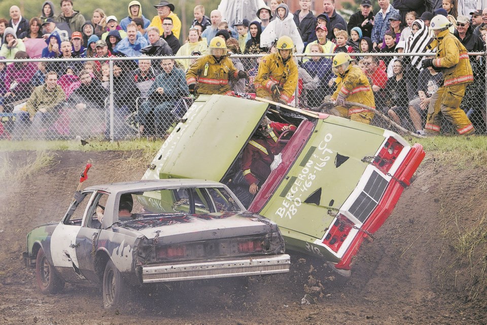 1607 FeteauVillage demolition derby fete au village-CC-8750