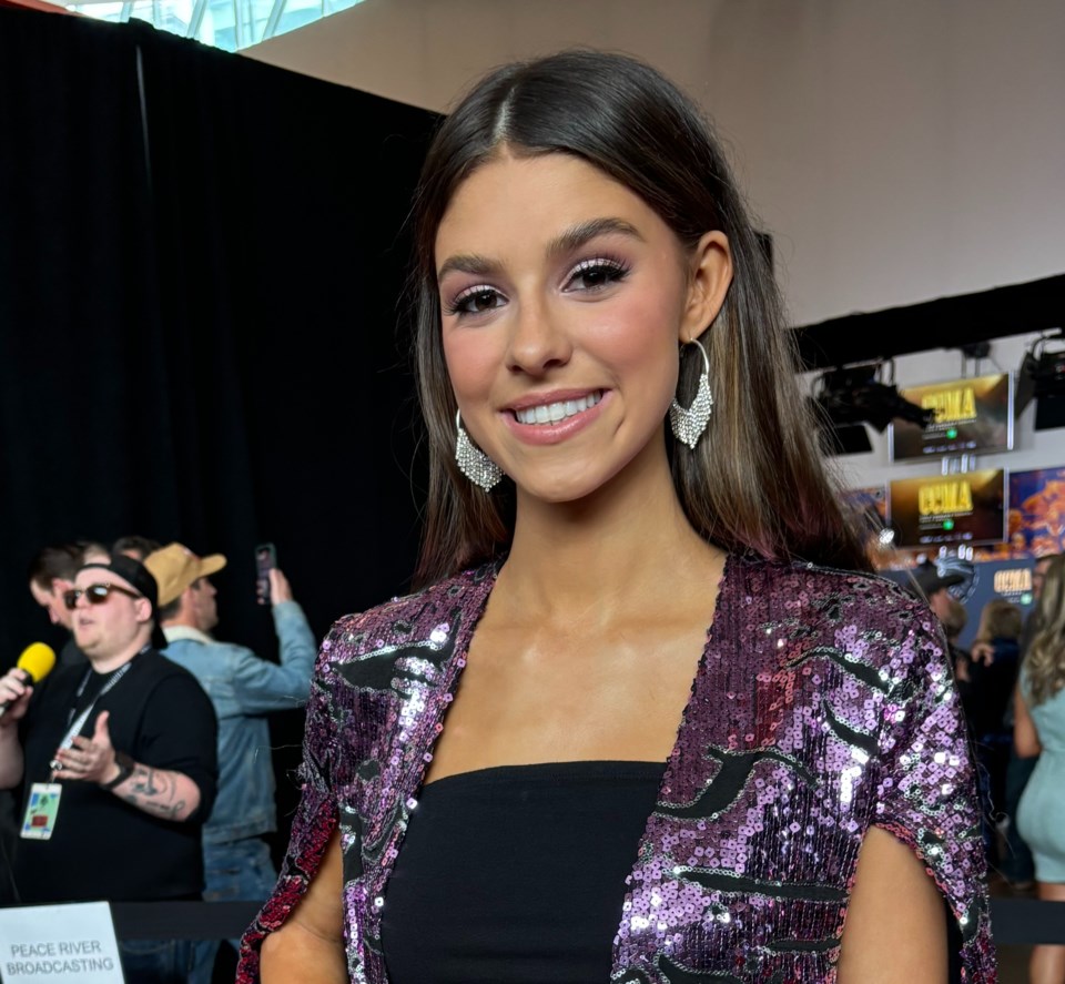 1909-awards-hailey-benedict-ccma-red-carpet-img_0119