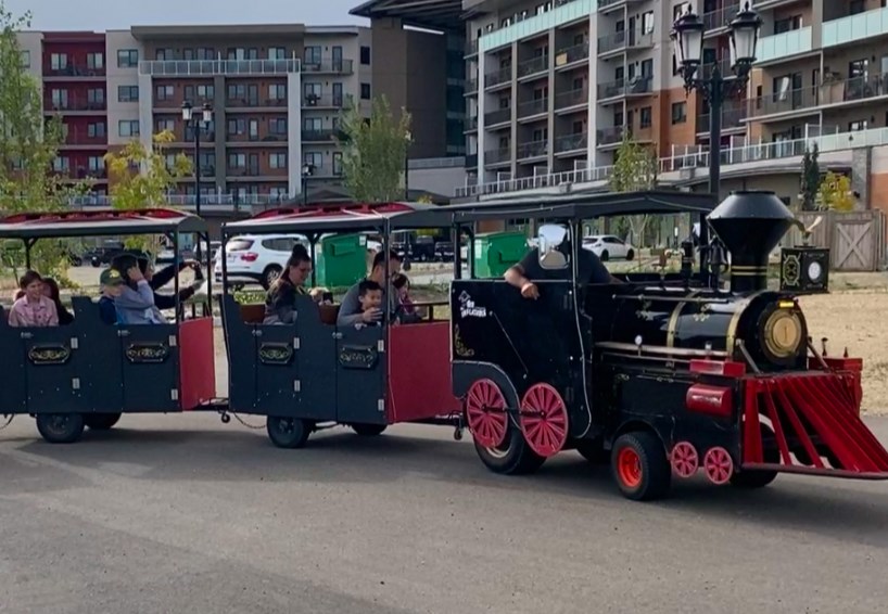 1909-harvest-festival-trackless-train
