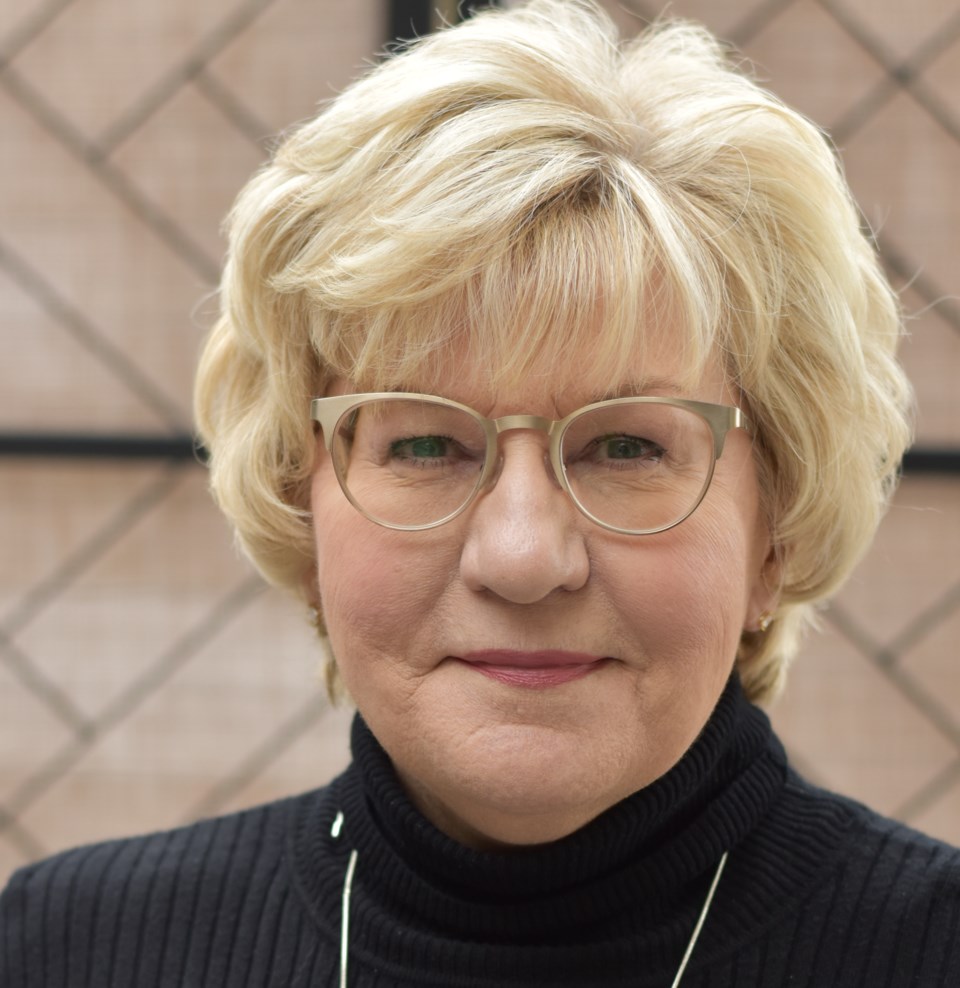 2208-author-laurie-photo-by-lindsay-kolada-dsc_0148