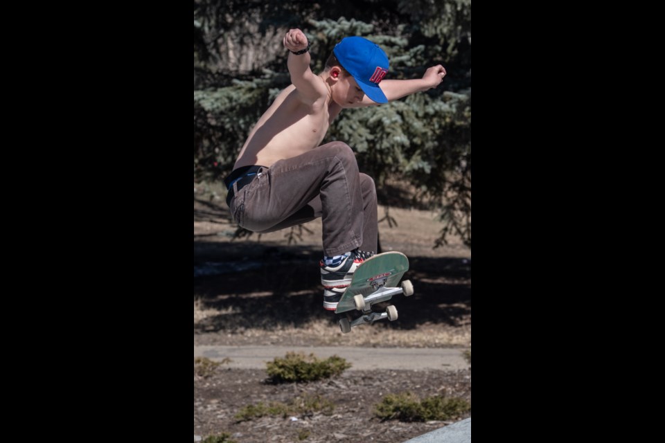Ryder Kashman, 14, had a blast on his board during the balmy weather at the Woodlands Skateboard Park on Sunday April 9, 2023. (JOHN LUCAS/St. Albert Gazette)