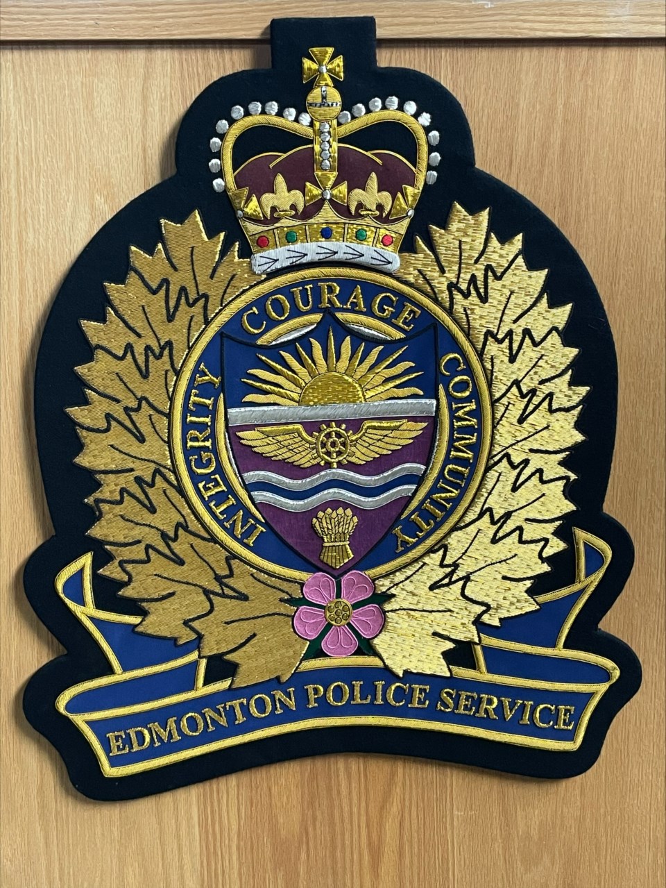 edmonton-police-crest