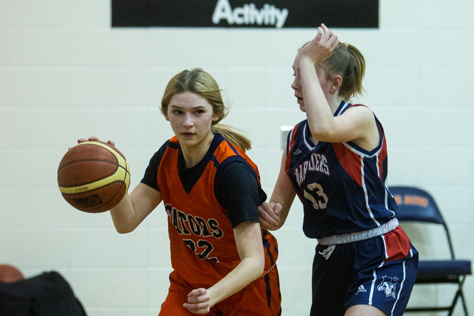 MANOEUVRING THE BALL – Erica Ross of the Lorne Akins Gators dribbles around Jordyn Tchir of the Vincent J. Maloney Marauders in the St. Albert Physical Education Council junior high league game Tuesday at Lorne Akins. The Gators improved to 2-3 with the 44-21 win and VJM is 2-2.
CHRIS COLBOURNE/St. Albert Gazette
