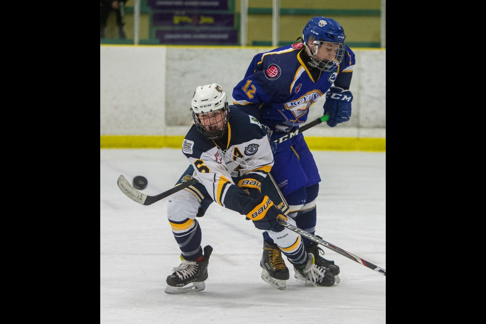 TANGLED UP – Assistant captain Jamie Visser of the St. Albert Gregg Distributors Sabres and Justin King of the Calgary Royals are knotted together while playing the puck in Sunday's game at Jarome Iginla Arena. The Sabres (17-5-1) are second overall in the Alberta Major Bantam Hockey League after Sunday's 6-2 loss.
CHRIS COLBOURNE/St. Albert Gazette