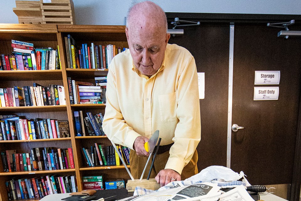 Dave Thomas is the centre's 95-year-old knife sharpener and is considered a cut above in his work. 
CHRIS COLBOURNE/St. Albert Gazette