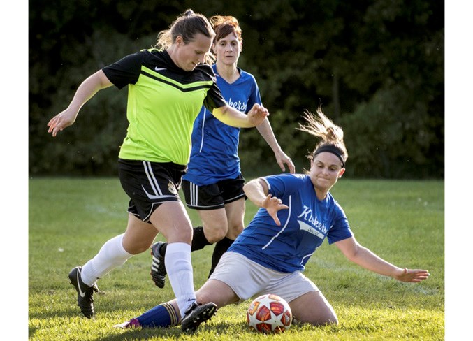 BREAKING TACKLE – Meagan Sinke of Mavericks 09 avoids Lisa Robichaud's sliding stab at the ball for the Kickers in the Playoff Cup final Sunday in the St. Albert Women's Soccer League. The Mavericks won 2-1 at Forest Park field. Jen Bruinsma and Lindsay Hornung scored in the opening 21 minutes and Kristen Babin replied for the Kickers with 16 minutes remaining.
DAN RIEDLHUBER/St. Albert Gazette