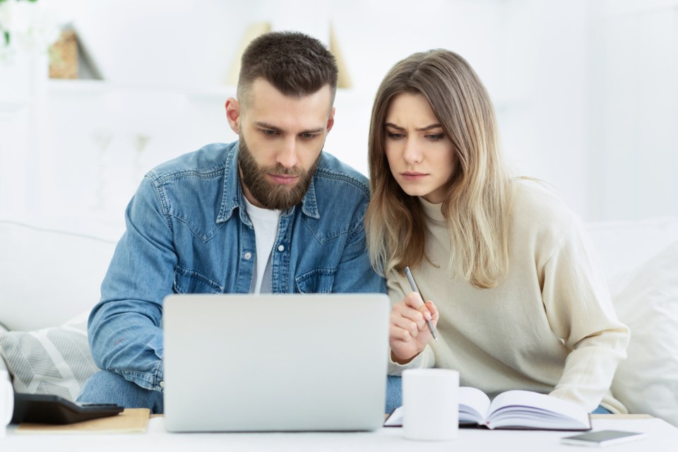 young-couple-Loans Canada