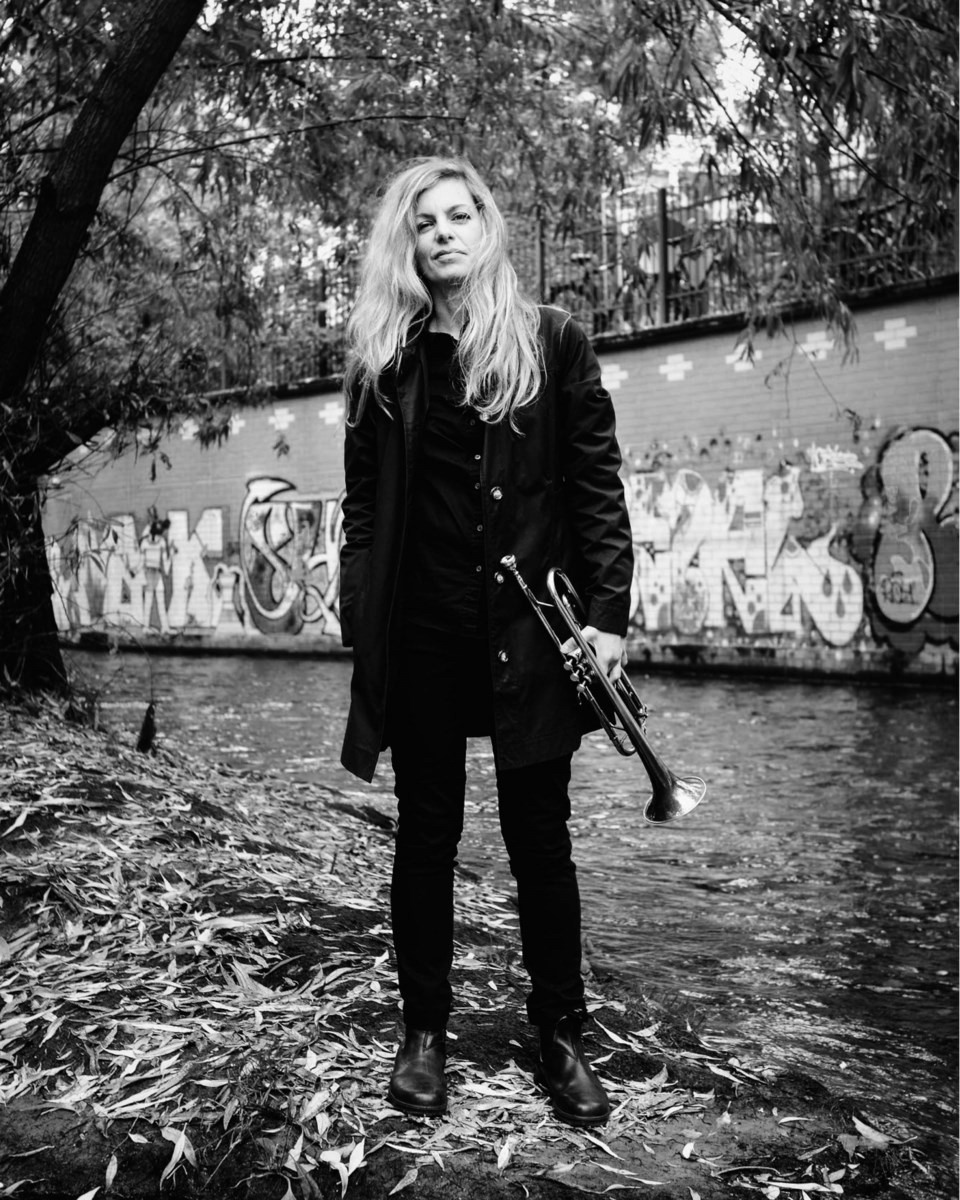 2302-chatter-lina-allemano-black-and-white-photo-by-manuel-miethe-1ccjpeg