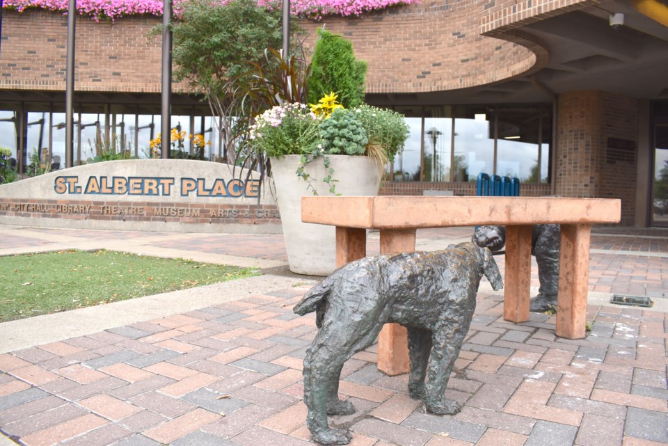 staplace_dogstatue