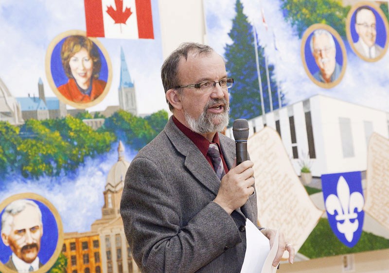 Ernie Chauvet unveils the town&#8217;s 35th mural