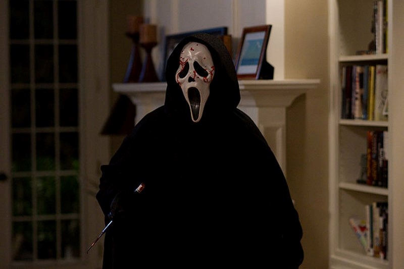 Sidney Prescott (Neve Campbell) returns to Woodsboro on the 15th anniversary of the first Woodsboro murders to promote her new self-help book when she encounters former