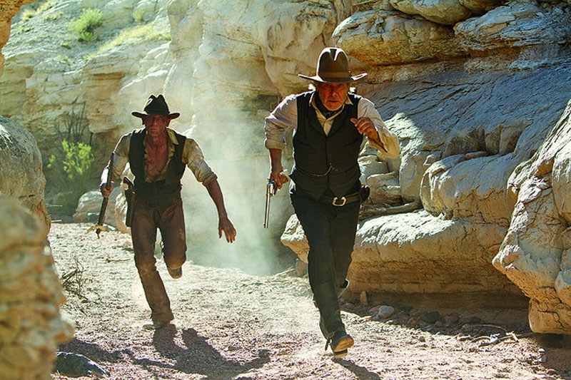Time traveller Jake Lonergan (Daniel Craig) and Col. Woodrow Dolarhyde (Harrison Ford) team up to help the desert town of Absolution battle an influx of marauding aliens in