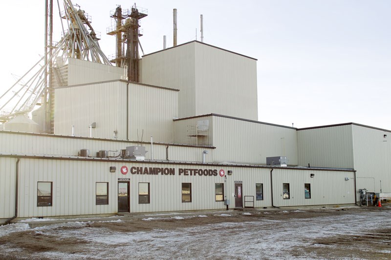 Utilfreds 945 ægtefælle Pet food plant cuts smell - StAlbertToday.ca