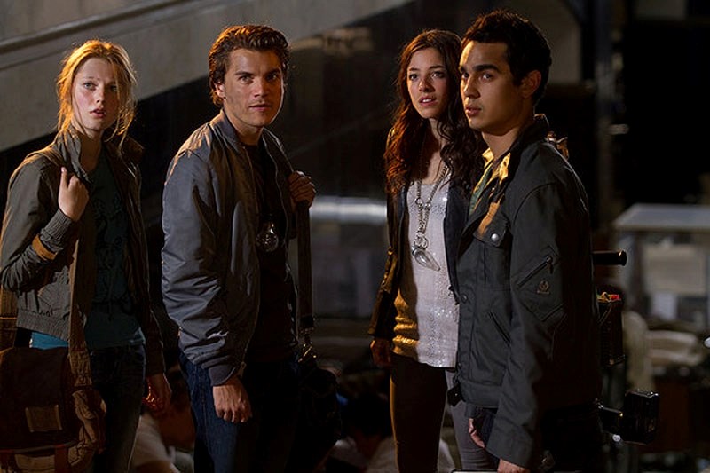 A group of young people fight for survival while stranded in Moscow during an attack of aliens.