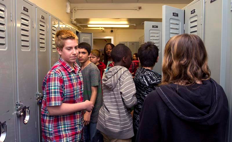 CRAMPED CONDITIONS – The hallways at St. Albert&#8217;s école Alexandre-Taché are filled with students between classes. The francophone board learned the province will build