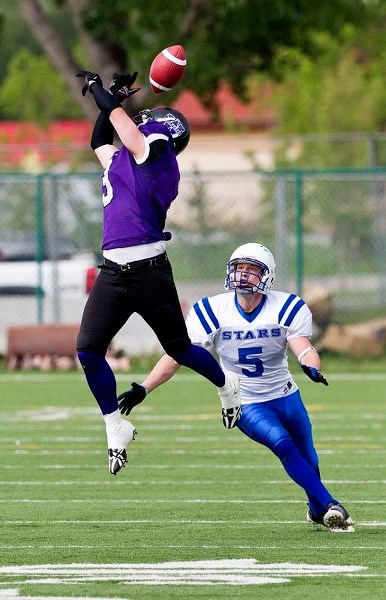 JUMP BALL &#8211; Devin Guedo of the St. Albert Stars provides pass coverage on the attempted catch by the Calgary Wolfpack receiver in Saturday&#8217;s Alberta Football