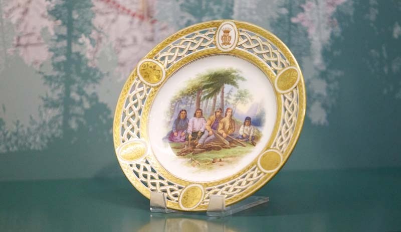 SOUVENIRS – This plate