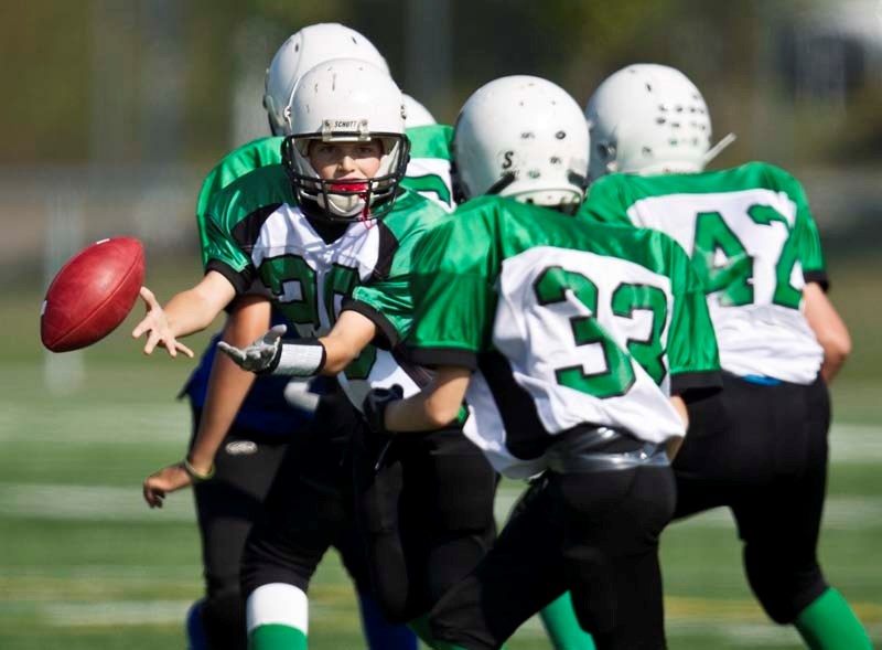 PITCH PLAY &#8211; St. Albert Riders&#8217; quarterback Cory Hannam presents the ball to Asher McColman in Saturday&#8217;s Tier 1/2 peewee division match in the Capital