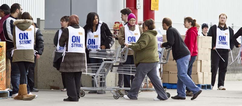 STRIKE OVER – Shoppers file past striking workers at the St. Albert Superstore on Sunday. Workers have accepted a new deal and are now back at work.