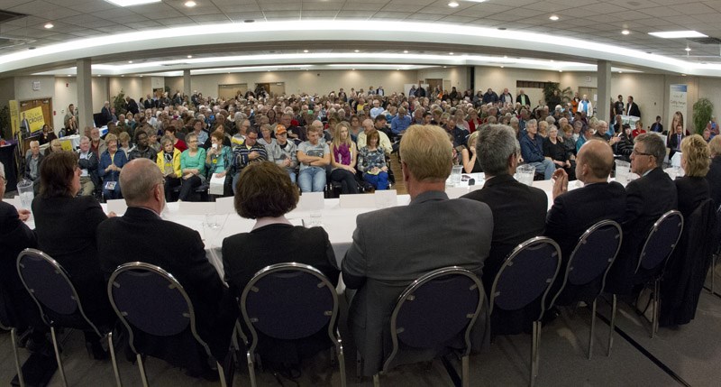 PACKED FORUM – St. Albert city council candidates face a full room at the St. Albert inn &amp; Suites on Tuesday night.