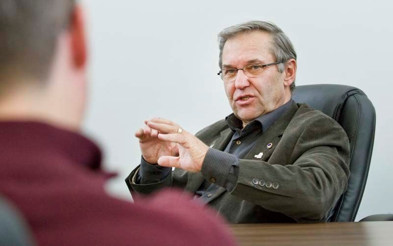 FLYNN TALKS – Sturgeon County Mayor Tom Flynn speaks with the St. Albert Gazette&#8217;s editorial board Monday. In the foreground is Gazette publisher Brian Bachynski.