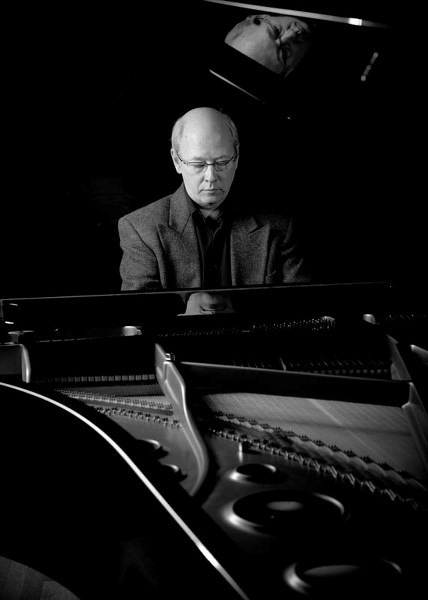 MARQUEE PIANIST – Peter Jancewicz is the featured pianist for the upcoming Albertafest Benefit Concert.