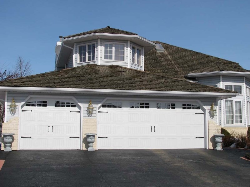 PRETTY PORTAL – Garage doors come in a variety of styles and colours