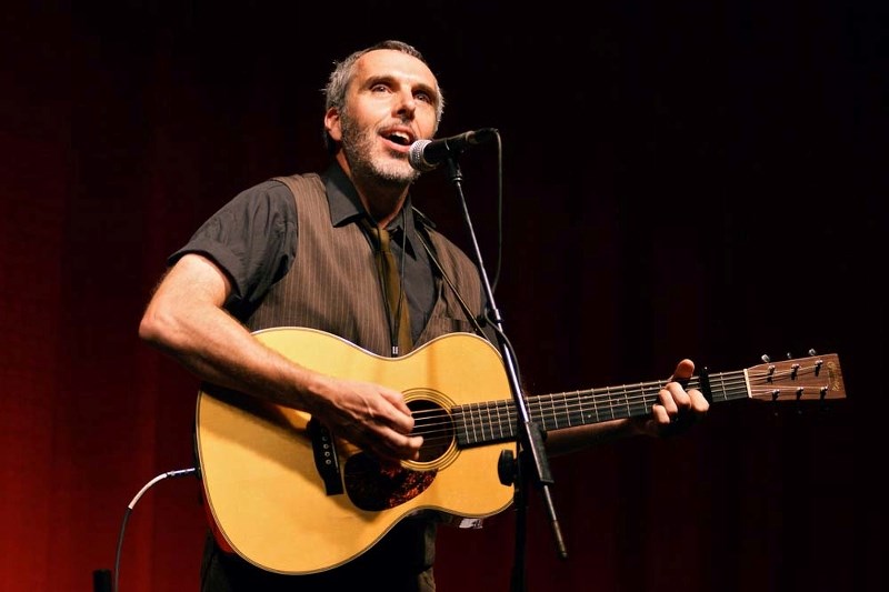 GUTHRIE STYLE – John Wort Hannam&#8217;s music blends the conscientiousness of Arlo Guthrie with the modern day qualities of the more genteel sounding Burl Ives.