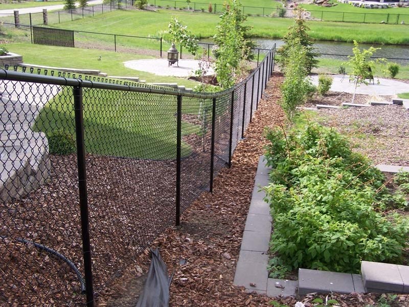 COLOUR OPTIONS – Chain-link fences come in a variety of colours.