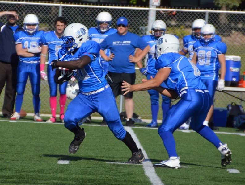 GROUND GAINER &#8211; Manny (Flash) Gordon of the St. Albert Stars goes for a run after taking the handoff from quarterback Troy Pappas in Saturday&#8217;s Alberta Football