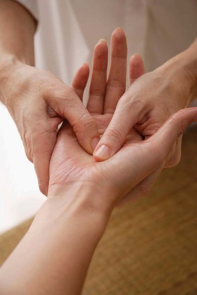 HAND SHIATSU – A small study suggests that hand massage could help people with chronic pain fall asleep more quickly.