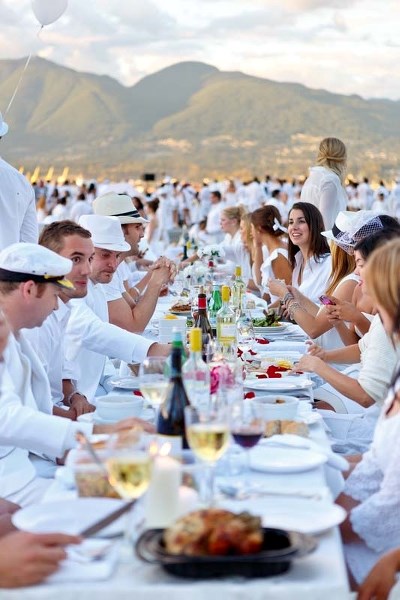 WHITE MEAL – Diner en Blanc is a spontaneous meal held at a picturesque location that&#8217;s kept secret until just hours before the event. It&#8217;s been held in many