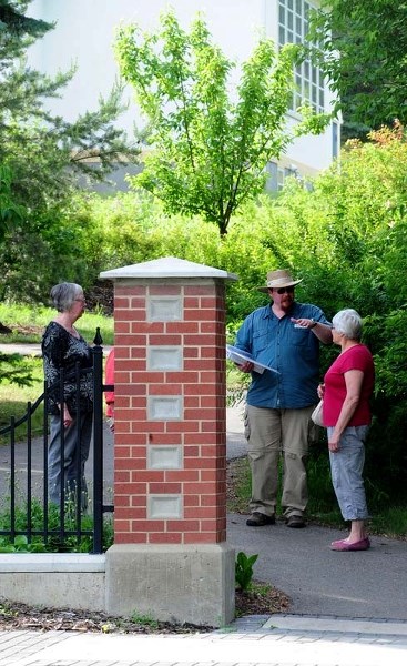 ON TOUR – Musée Héritage Museum education director Roy Toomey (blue shirt) converses with tour guests during last Thursday evening&#8217;s edition of the city&#8217;s