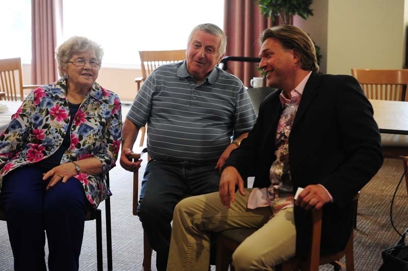TALKING POLITICS – PC leadership hopeful Thomas Lukaszuk chats with Albert and Audrey Kastelic at the River Ridge Seniors Community on Tuesday.