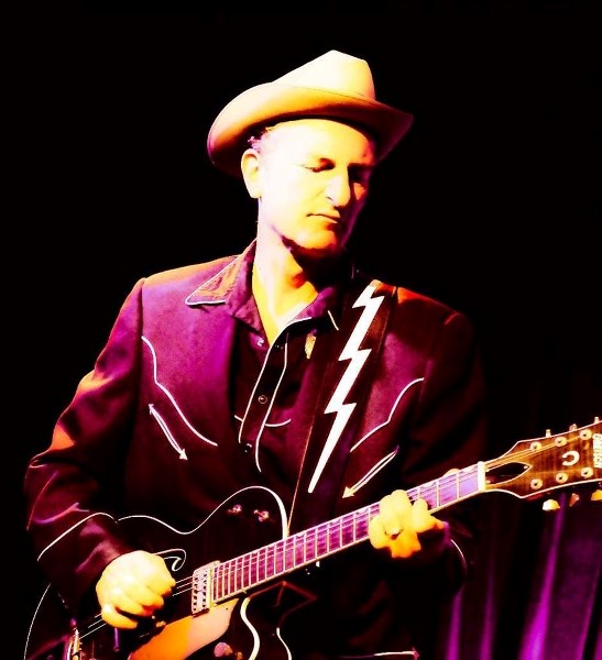 ECLECTIC ARTIST – Seasoned performer Peter Turland checks into LB&#8217;s Pub on Saturday.