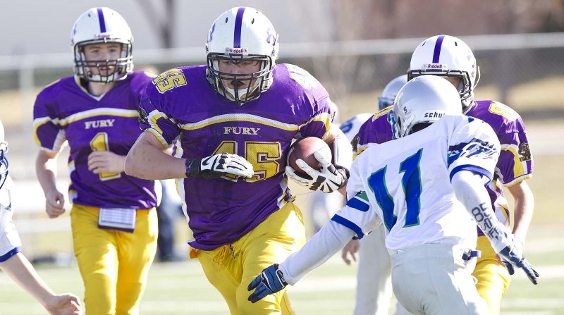 FURY WHIPS UP WIN &#8211; Simon Lessard for the St. Albert Fury bolts straight ahead with the ball in Sunday&#8217;s bantam Tier 3/4 game against the Edmonton Seahawks in the 