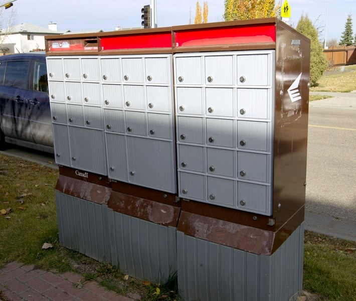 STOLEN – One of the three Canada Post mail boxes along Delwood Place was stolen. It appears Canada Post put another box in its place.