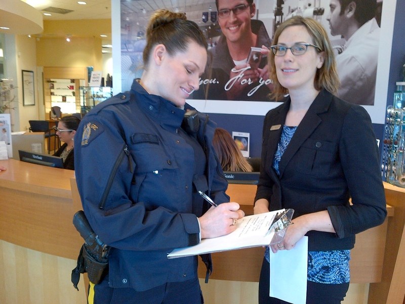Cst. Fraser speaks with an Optometrist at Fyidoctors.
