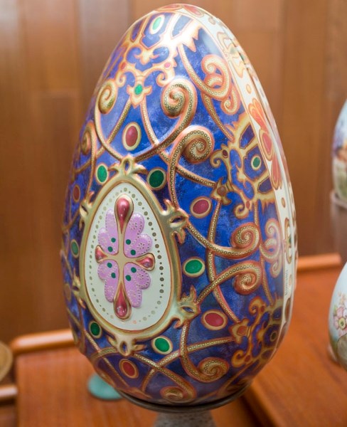 EASTER EGG – A larger Easter egg in Jean Gwilliam&#8217;s collection