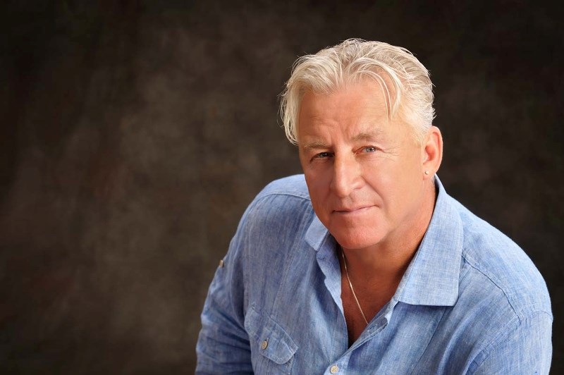 Recording country artist Darrell Barr hosts a party and dance at LB&#8217;s Pub this Saturday celebrating his latest album Here I Am.