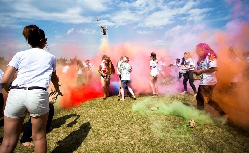 COLOUR IN THE AIR &#8211; The crowd forms around a colourful cloud during a colour fight at Paul Kane on Thursday afternoon. The event staff officially released the lineup